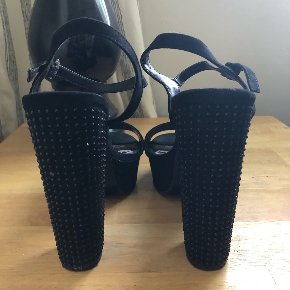 Heels - Picture 4 of 4